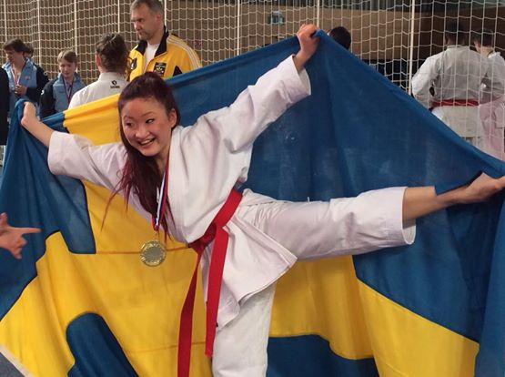 For Michael var det ekstra hyggelig at ei av hans egne utøvere, Linn, fra Huddinge Karateklubb, Sverige vant klassen for Kata Damer Senior. (Foto: Jane Schörling)